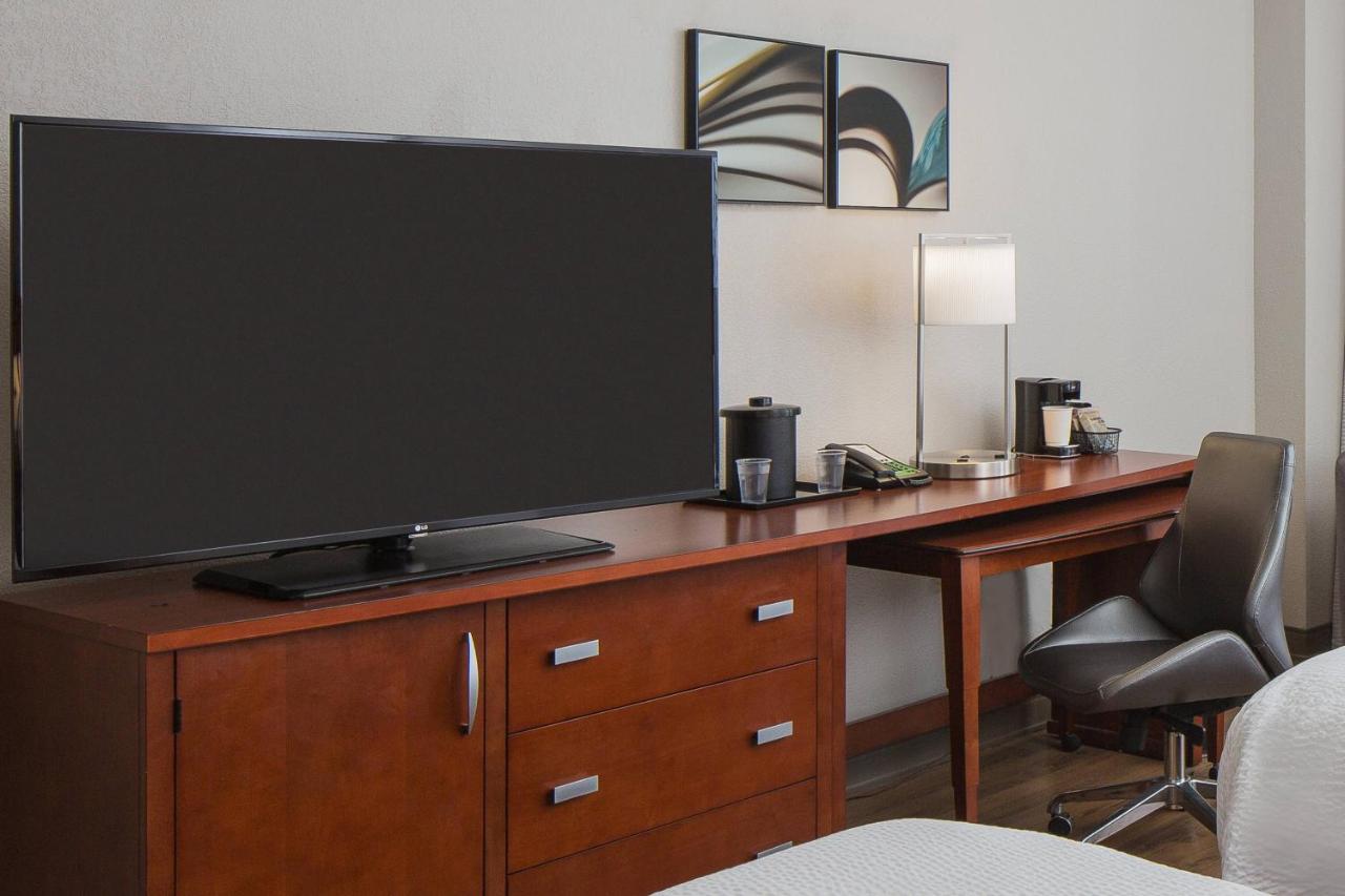 | Courtyard by Marriott New Orleans Downtown Near the French Quarter