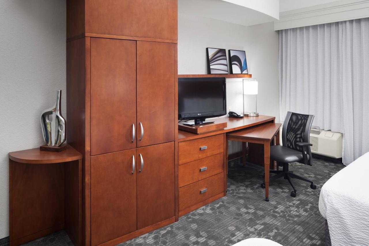 King Room with Sofa Bed - Hearing Accessible at Courtyard by Marriott Birmingham Trussville