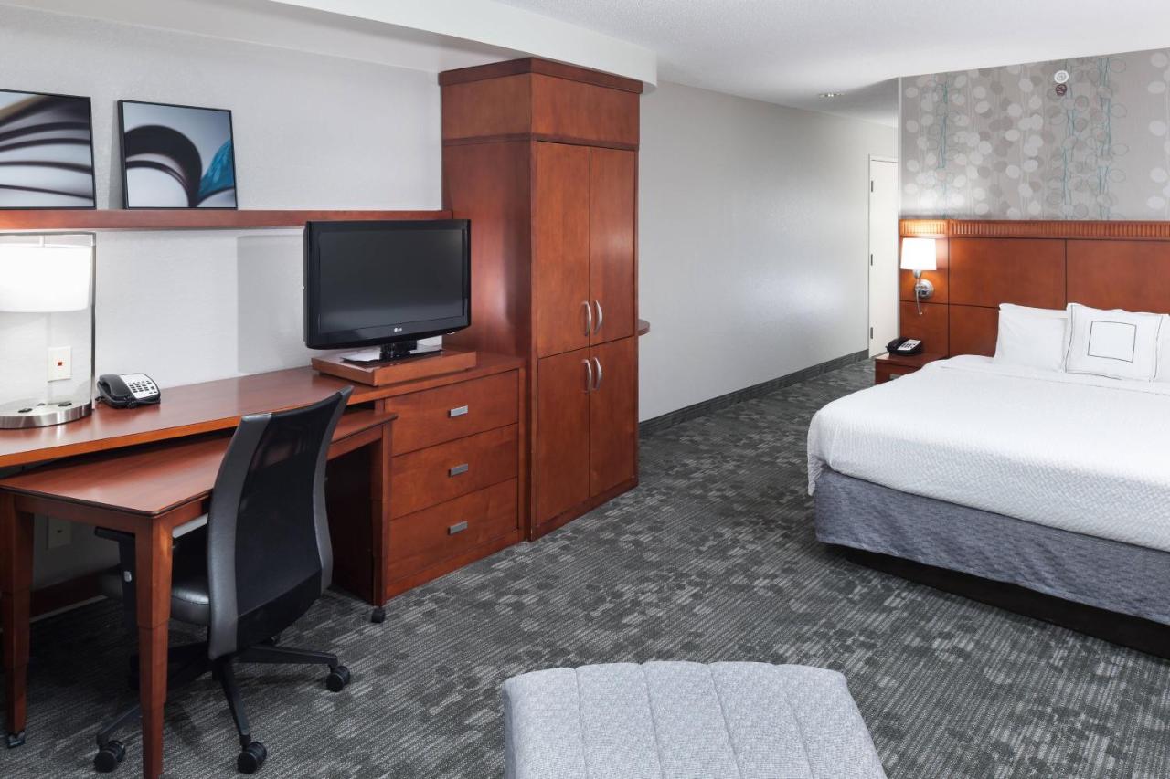 King Room with Sofa Bed - Hearing Accessible at Courtyard by Marriott Birmingham Trussville