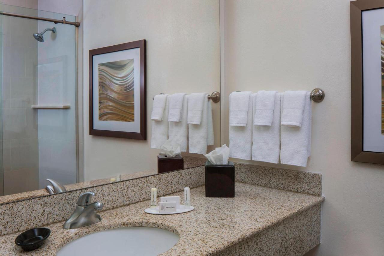 | Courtyard by Marriott New Orleans Downtown Near the French Quarter