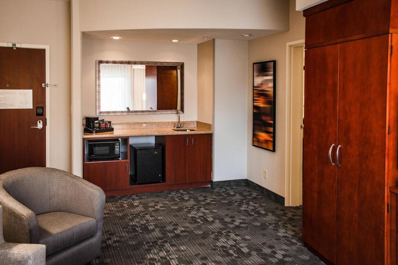 One-Bedroom Queen Suite with Sofa Bed at Courtyard by Marriott Norman