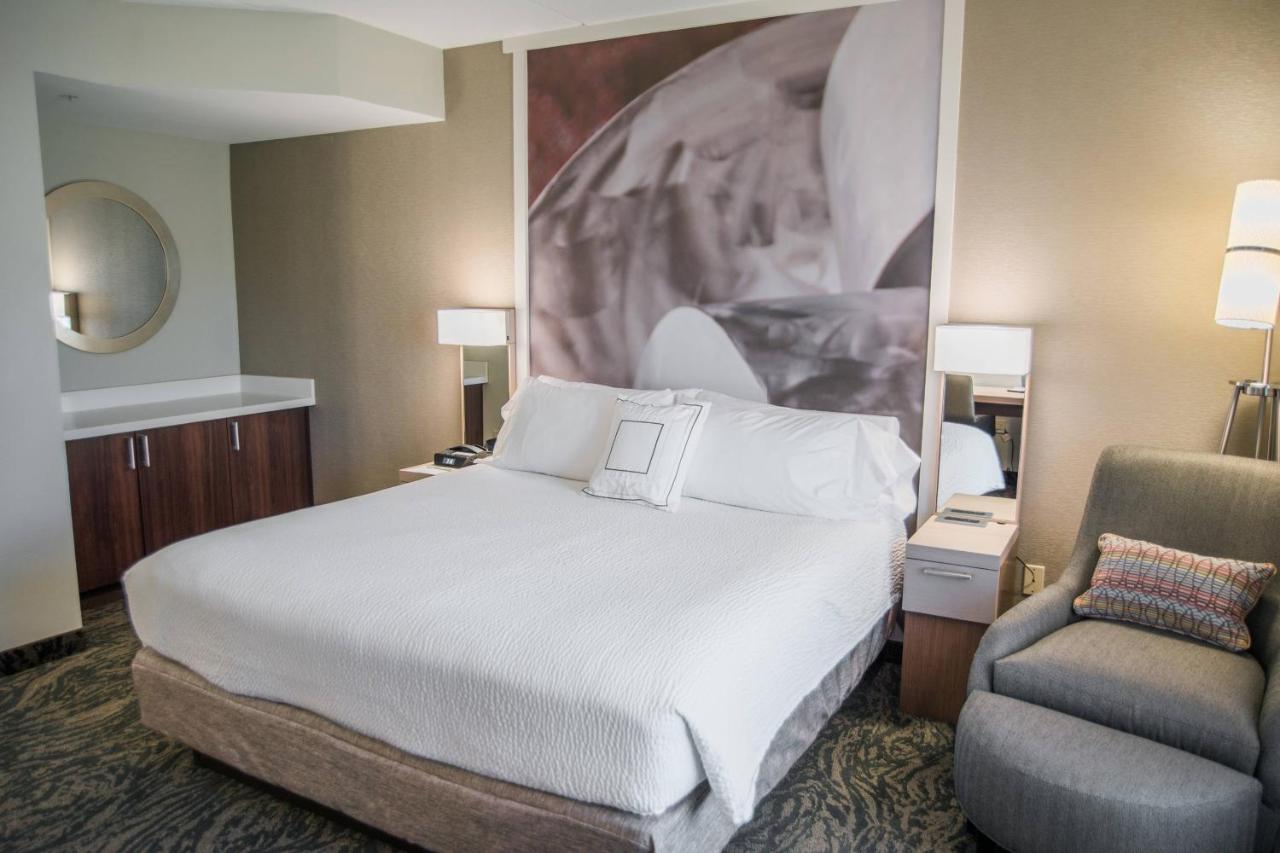 Larger Guest room, 1 King at Courtyard by Marriott Hickory