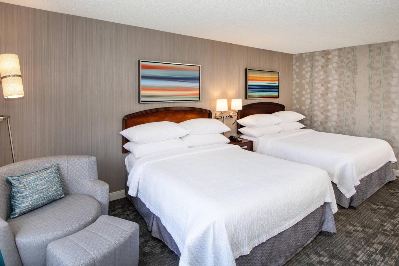 Guest room, 2 Queen, Courtyard view, Balcony at Courtyard by Marriott Oakland Airport
