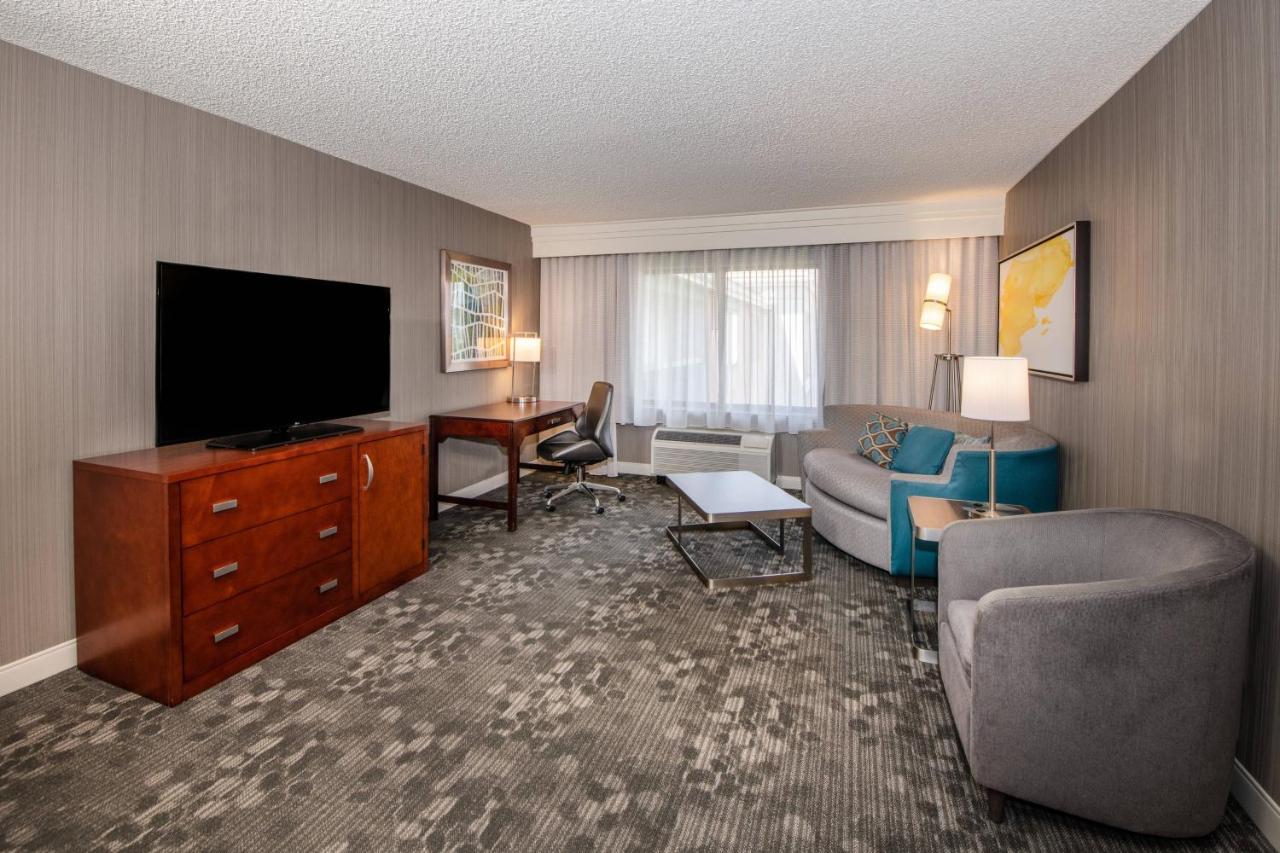 King Suite at Courtyard by Marriott Oakland Airport