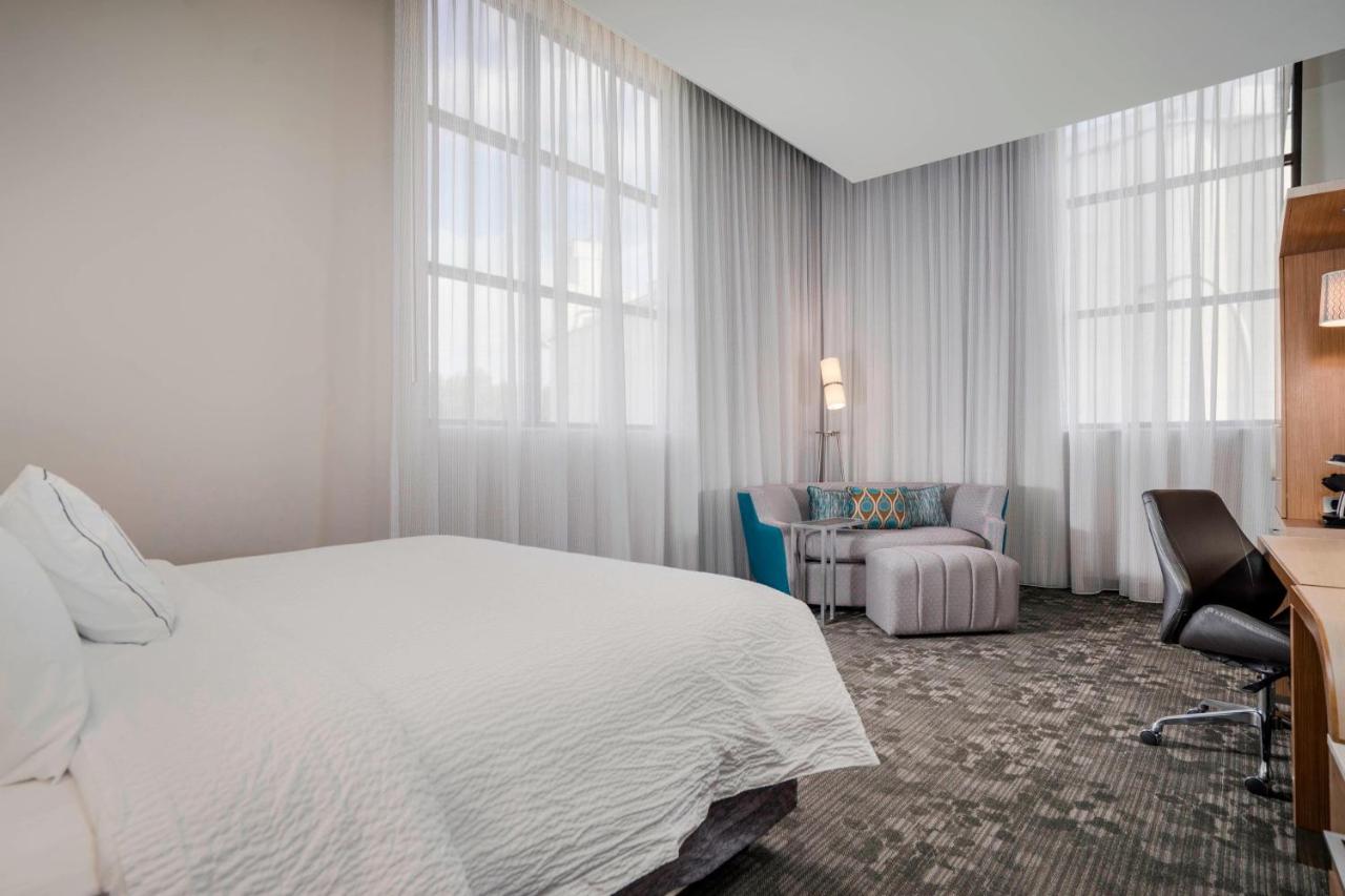 1 Bedroom Suite, 1 King, Sofa bed, Jetted Tub at Courtyard by Marriott Niagara Falls USA