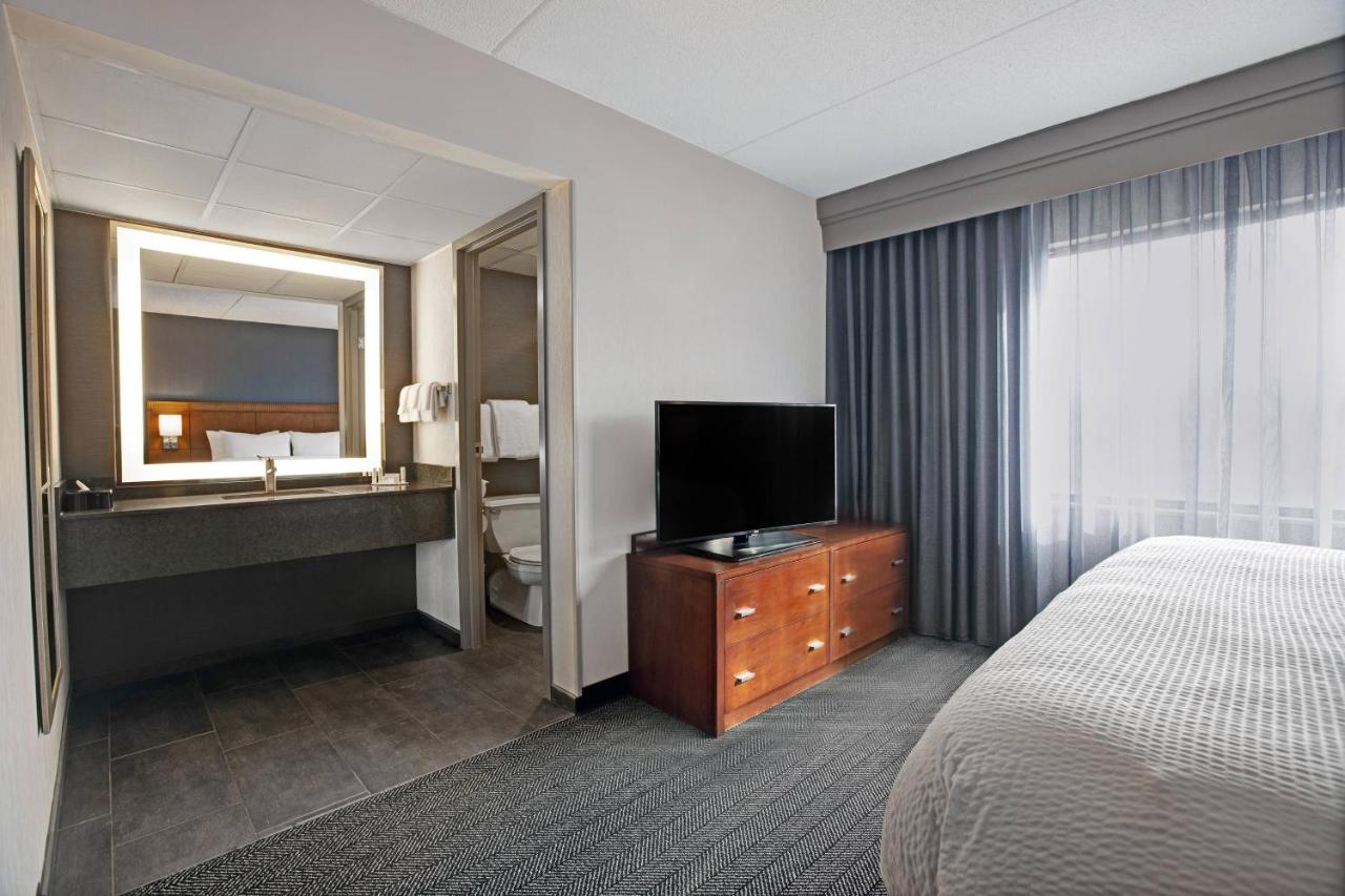 King Suite at Courtyard Chicago Elmhurst/Oakbrook Area