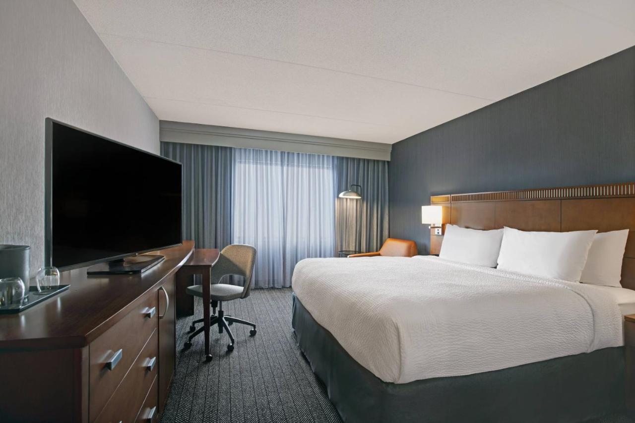 King Room at Courtyard Chicago Elmhurst/Oakbrook Area