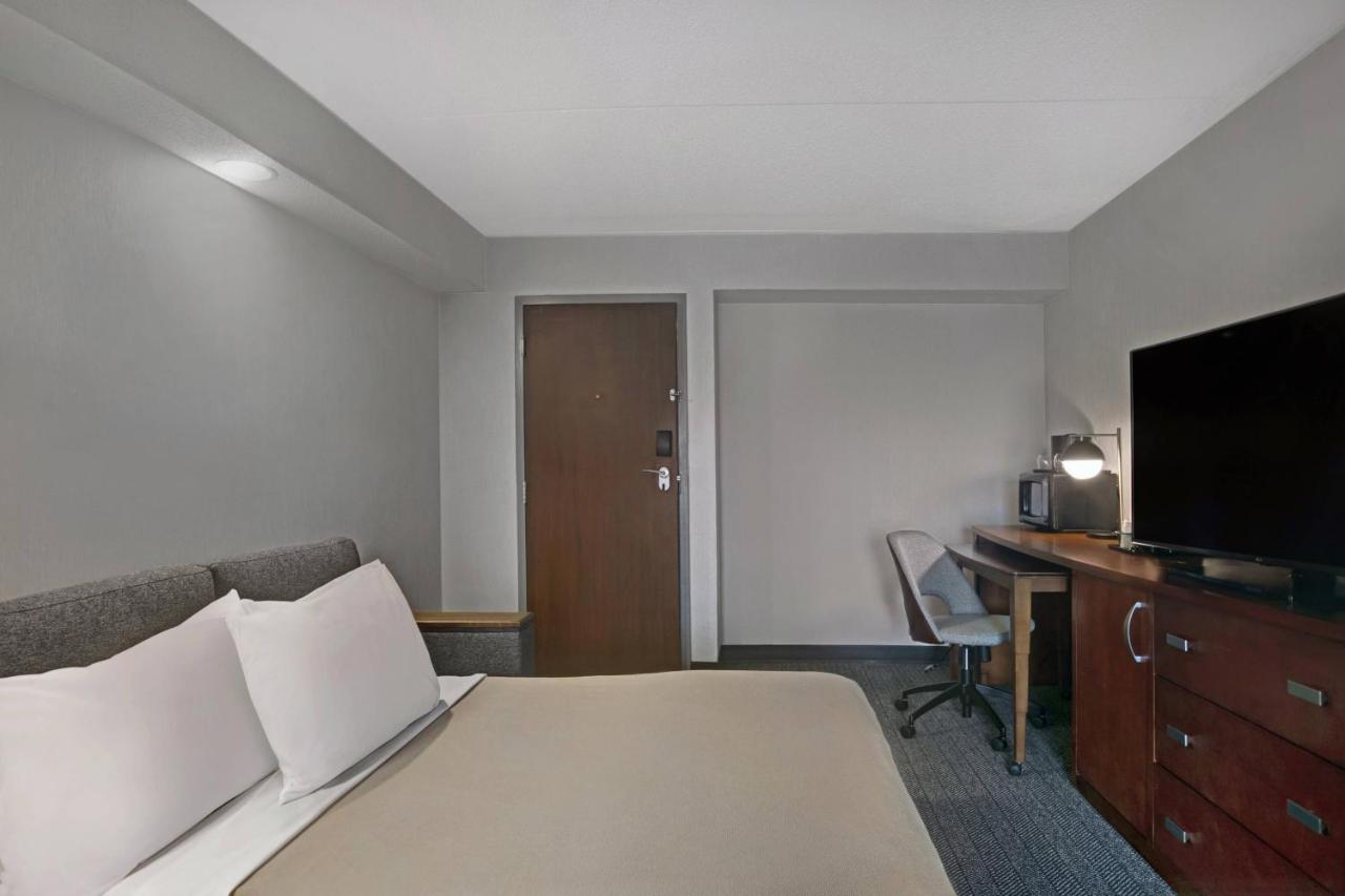 King Suite at Courtyard Chicago Elmhurst/Oakbrook Area