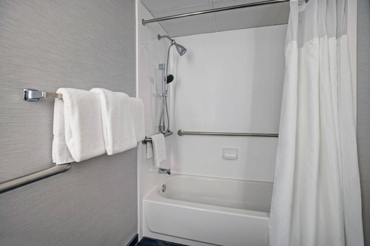 King Room at Courtyard Chicago Elmhurst/Oakbrook Area