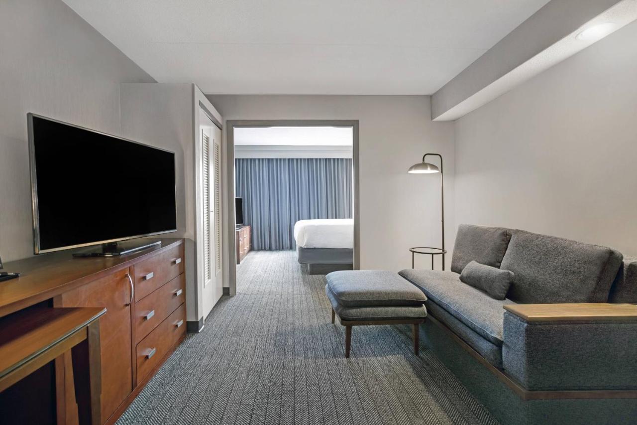 King Suite at Courtyard Chicago Elmhurst/Oakbrook Area