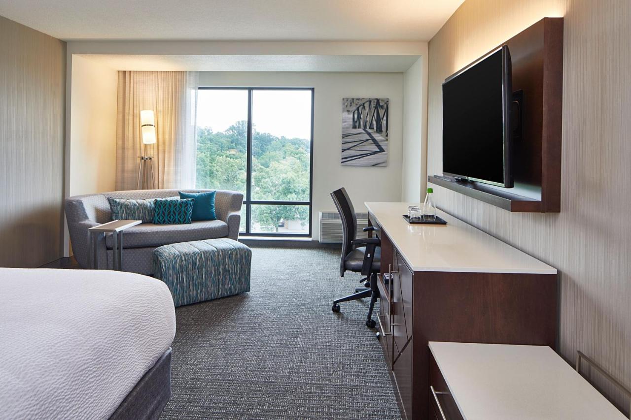 | Courtyard by Marriott Minneapolis West
