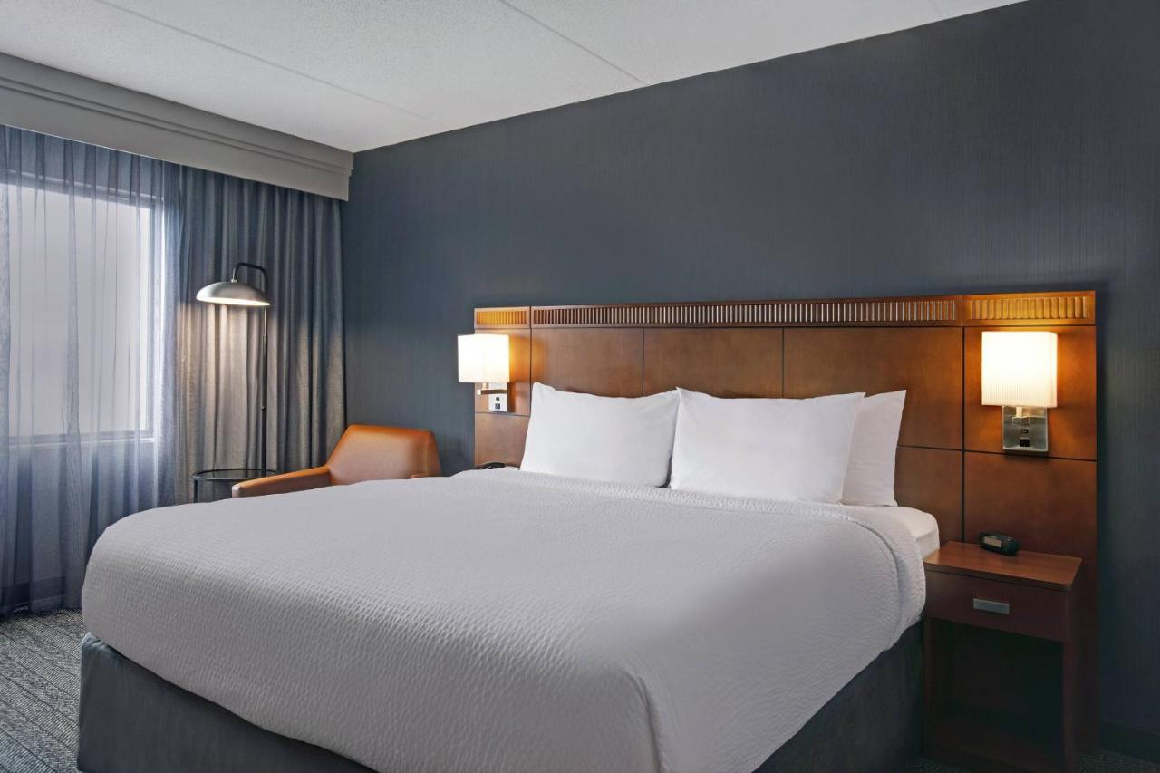 King Room at Courtyard Chicago Elmhurst/Oakbrook Area