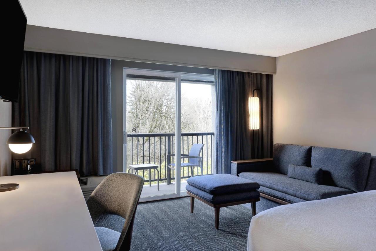 King Room with Sofa Bed at Courtyard by Marriott Portland Southeast/Clackamas