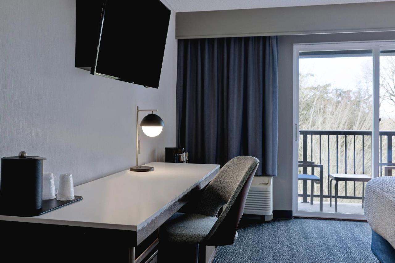 King Room with Sofa Bed at Courtyard by Marriott Portland Southeast/Clackamas