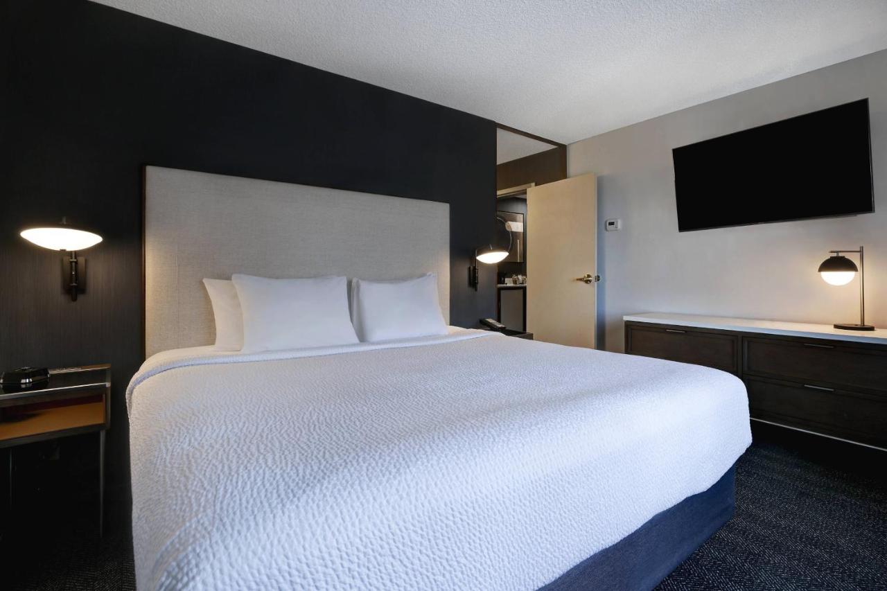 King Suite with Sofa Bed at Courtyard by Marriott Portland Southeast/Clackamas