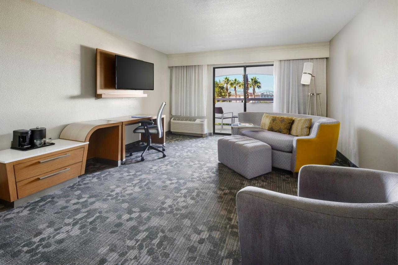 | Courtyard by Marriott Palmdale