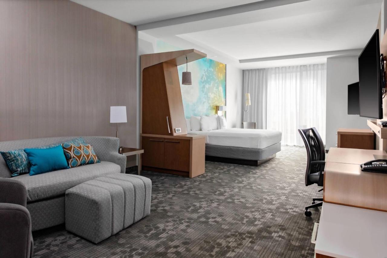 Suite, 1 King, Sofa bed at Courtyard by Marriott East Lansing Okemos