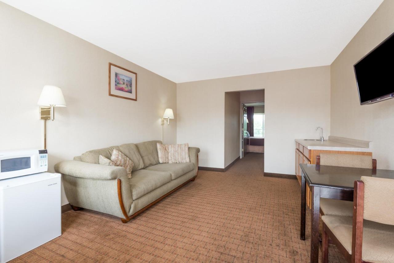 One-Bedroom King Suite - Non-Smoking at Howard Johnson by Wyndham Springfield