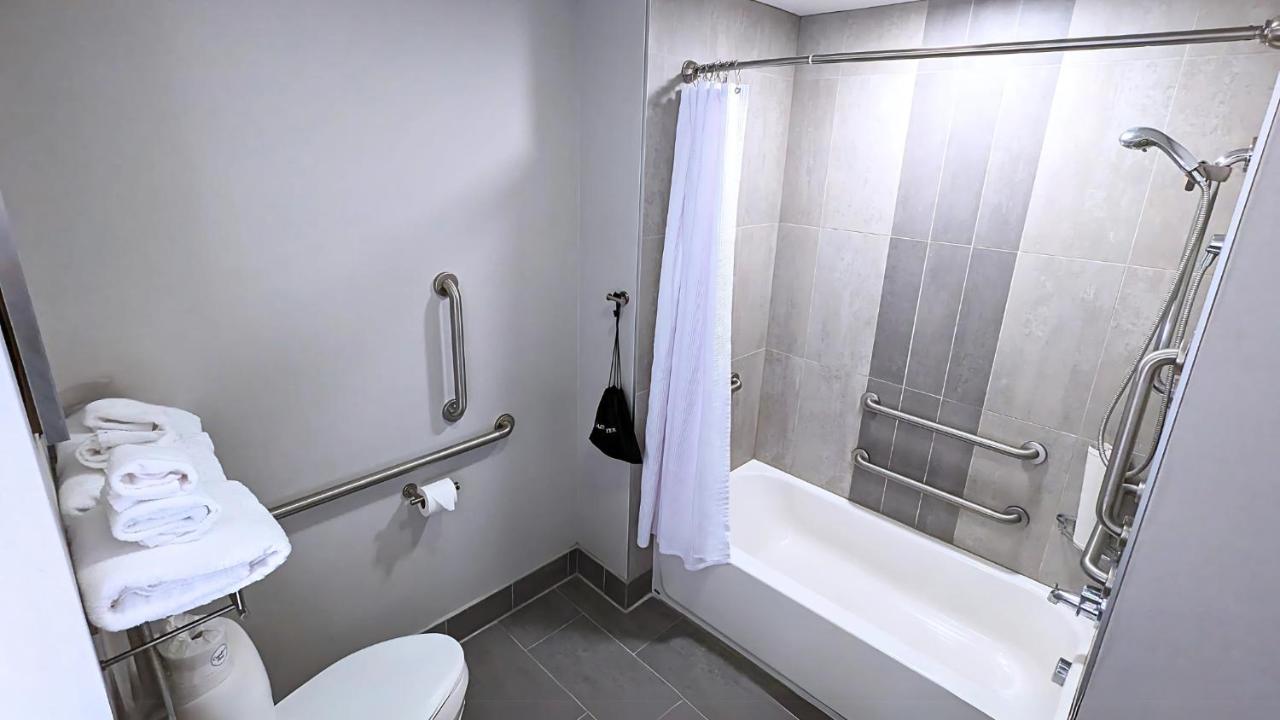 Queen Room with Two Queen Beds and Bath Tub - Mobility Access at Best Western Premier Hotel at Fisher's Landing