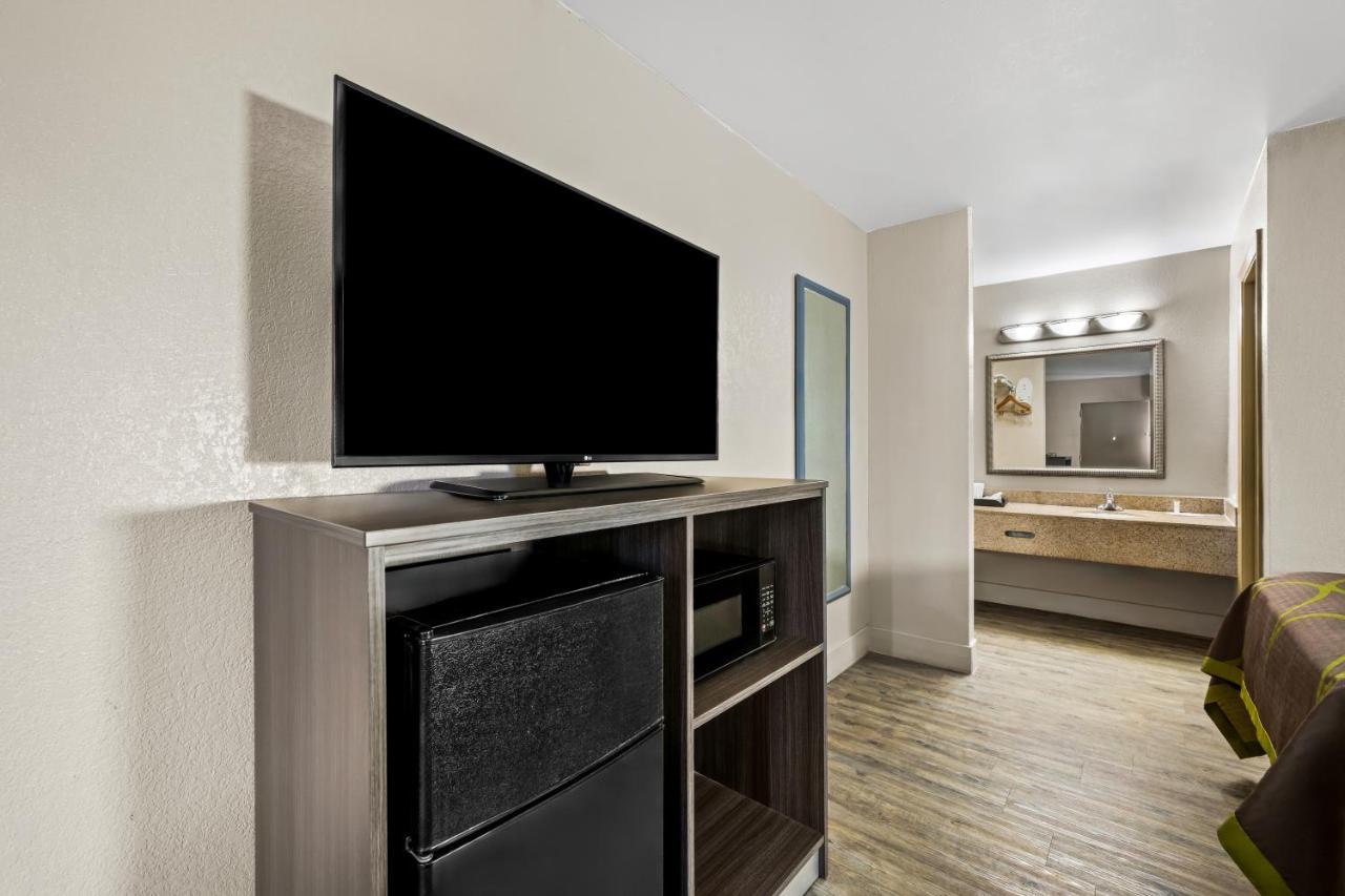 | Super 8 by Wyndham Garysburg/Roanoke Rapids