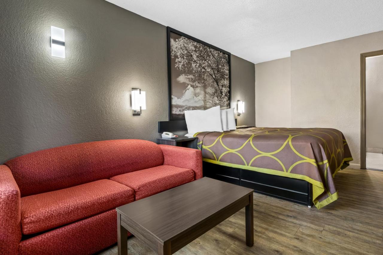 | Super 8 by Wyndham Garysburg/Roanoke Rapids