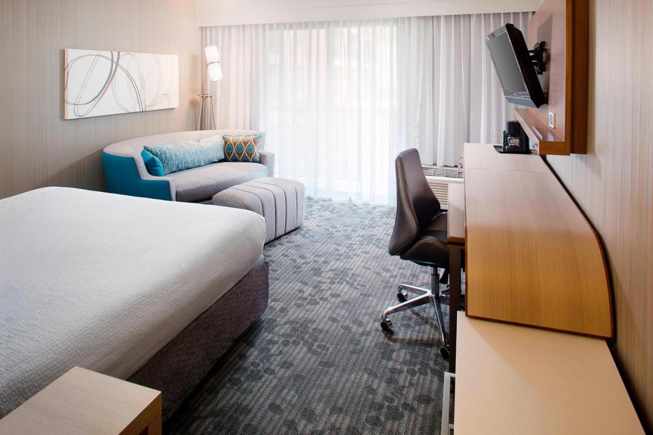 King Room with Adapted Tub - Mobility Accessible at Courtyard by Marriott Richmond Airport