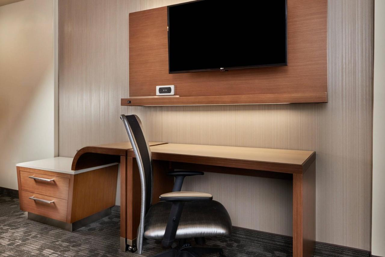 Queen Room at Courtyard by Marriott Rome