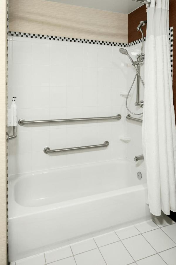 | Fairfield Inn & Suites Bedford