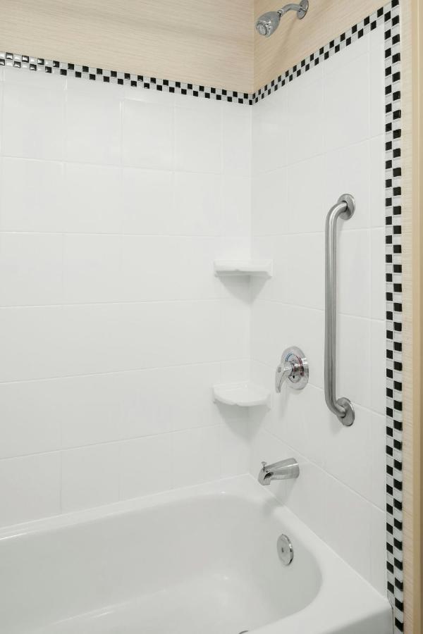 | Fairfield Inn & Suites Bedford