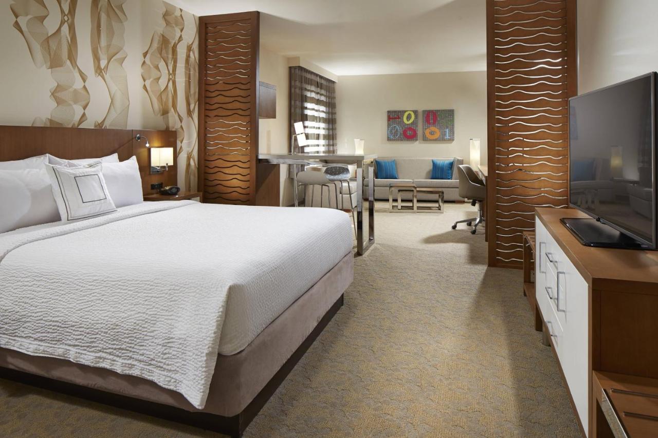 Executive King Room at Courtyard by Marriott Sunnyvale Silicon Valley