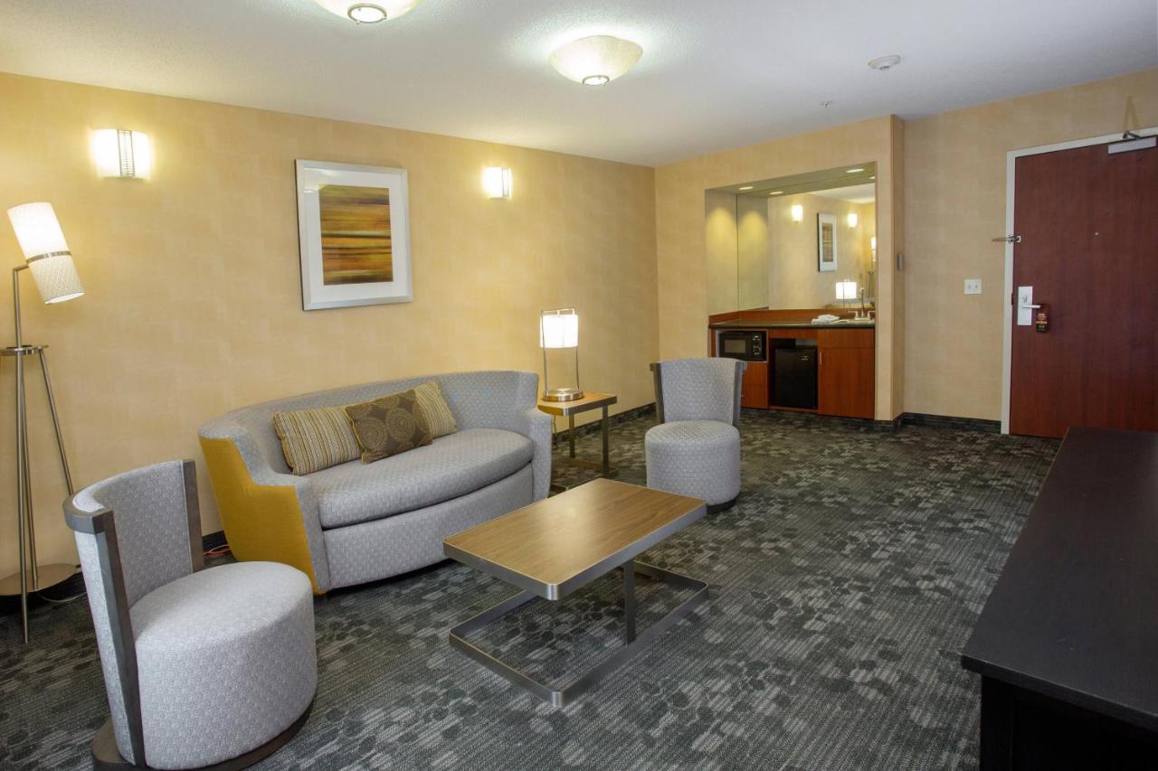 | Courtyard Boston Raynham
