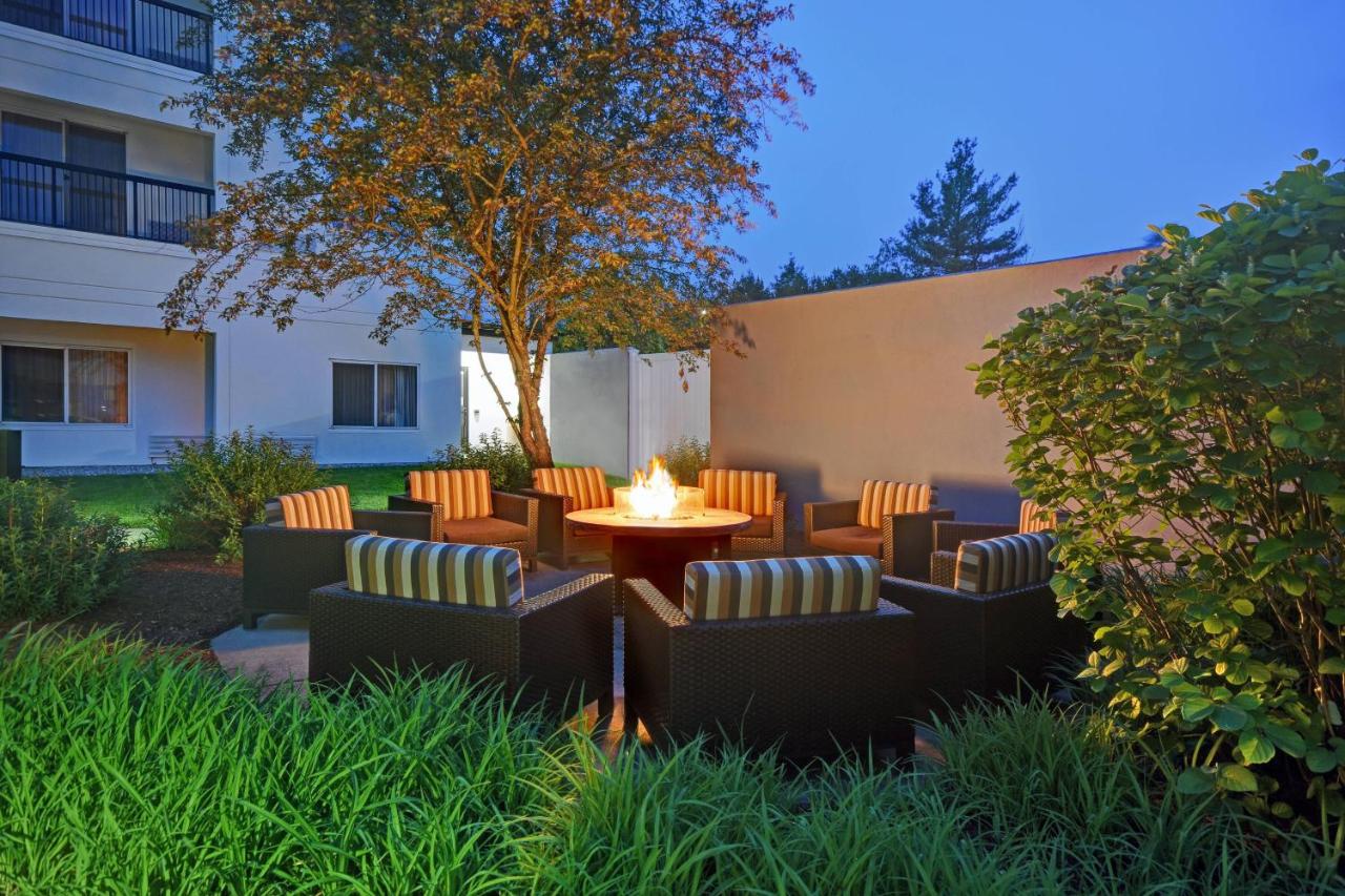 | Courtyard Boston Raynham