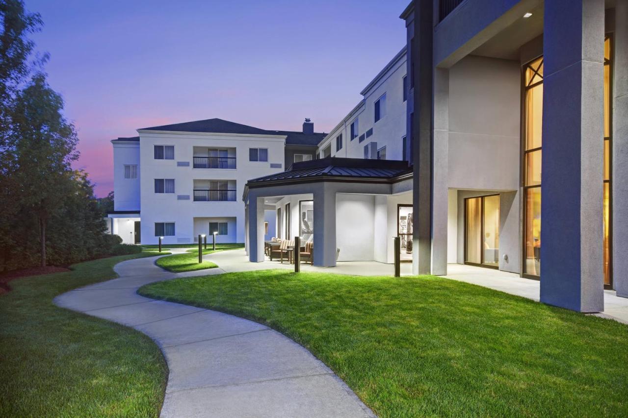 | Courtyard Boston Raynham