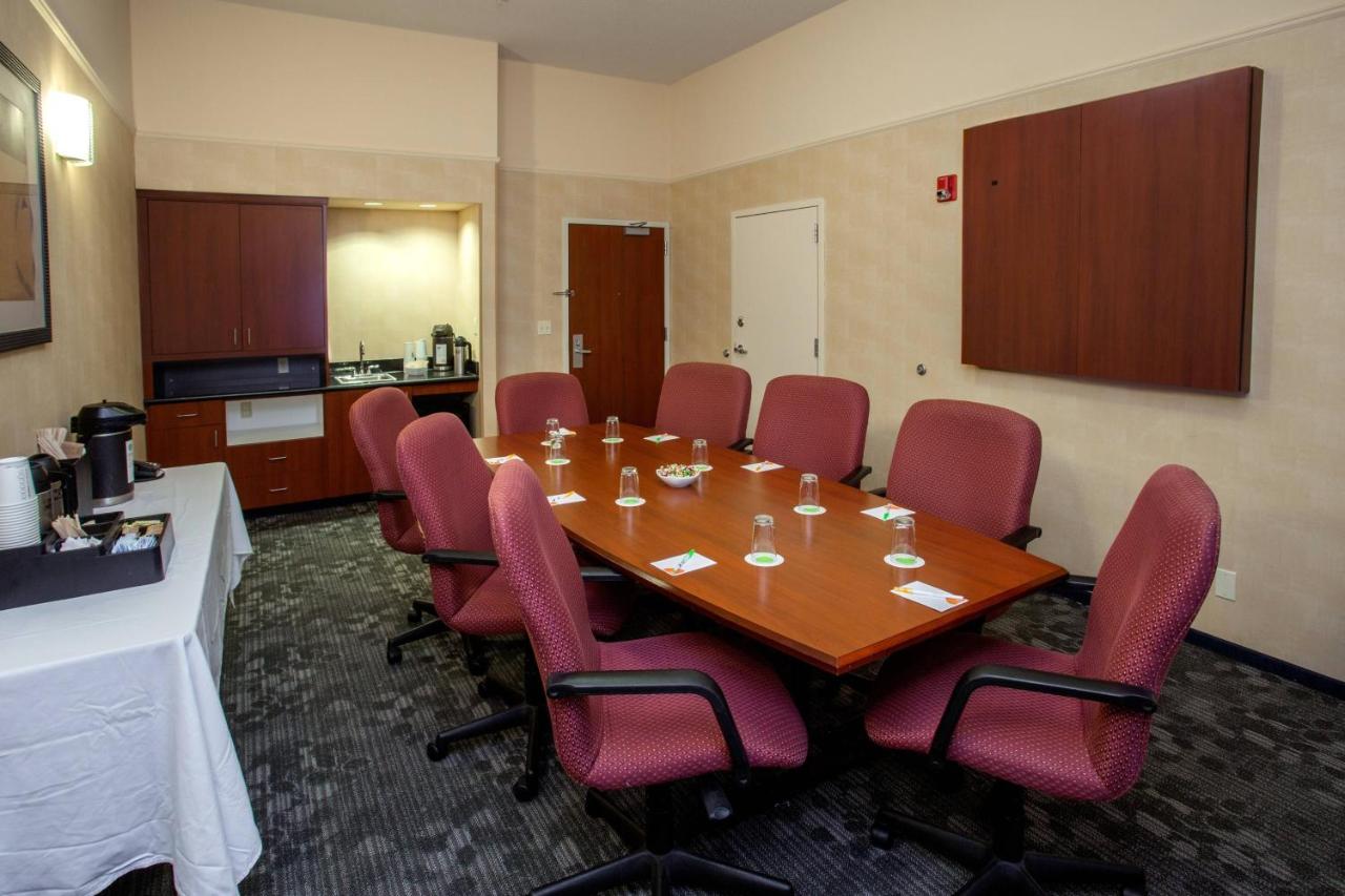 | Courtyard Boston Raynham