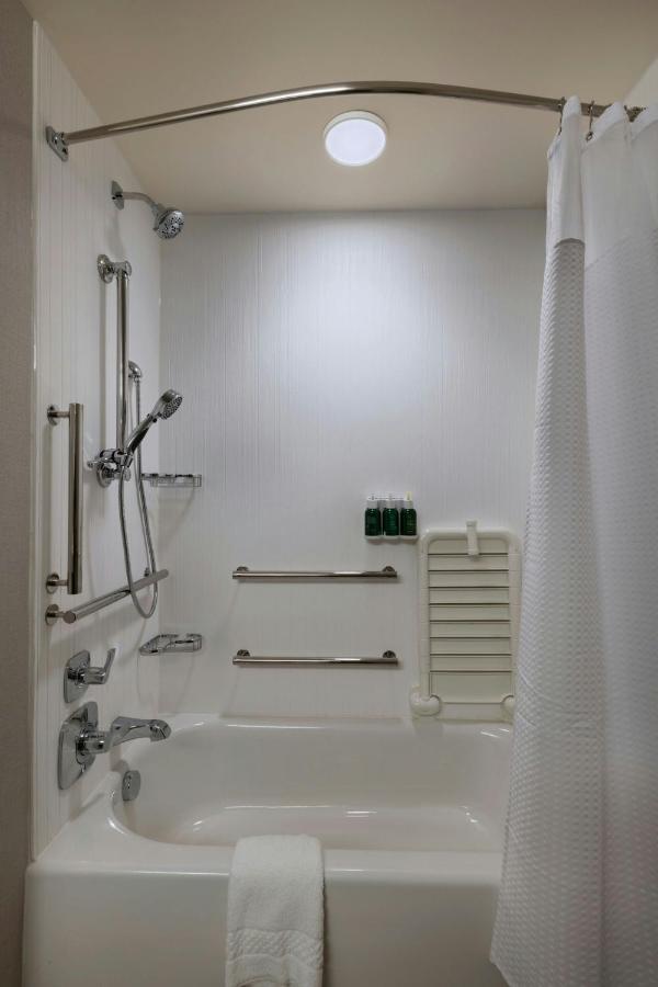 | Courtyard St. Louis Brentwood