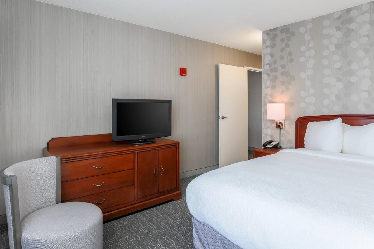 | Courtyard by Marriott Roseville Galleria Mall/Creekside Ridge Drive