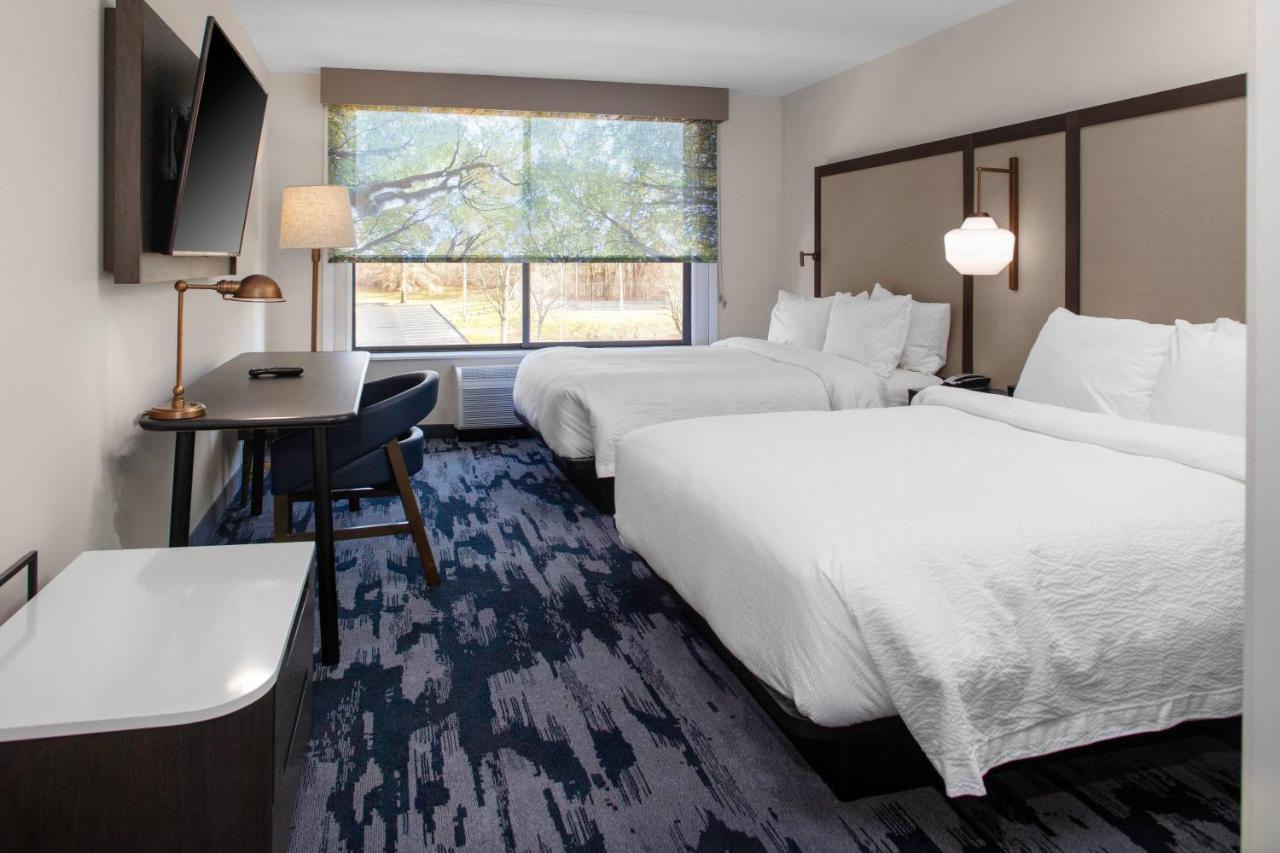Guest room, 2 Queen at Fairfield Inn & Suites by Marriott Springfield Enfield