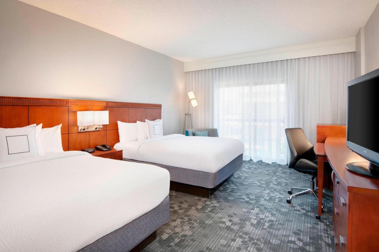 Guest Room at Courtyard by Marriott Savannah Midtown