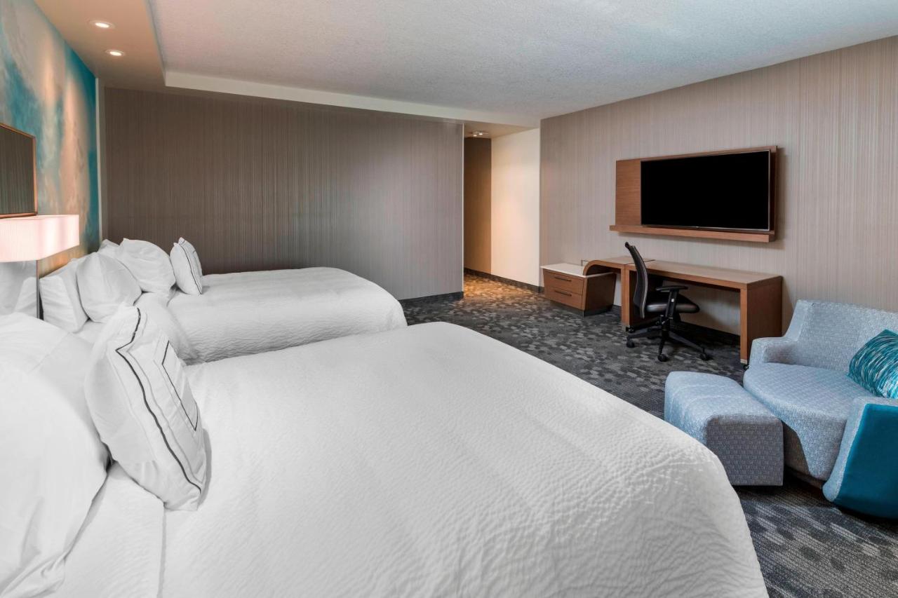 Double Queen Room at Courtyard by Marriott Tampa Northwest/Veterans Expressway