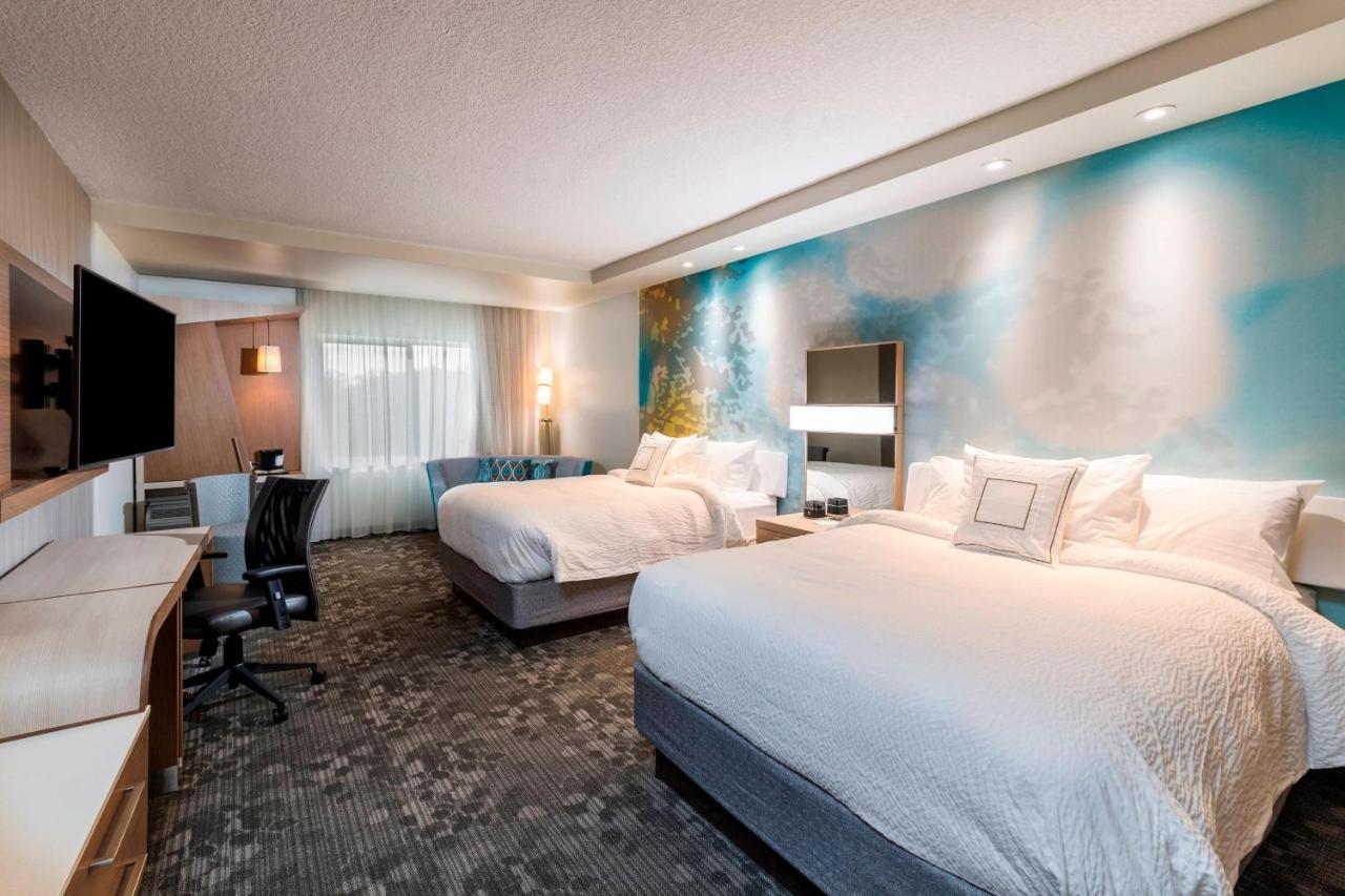 Double Queen Room at Courtyard by Marriott Tampa Northwest/Veterans Expressway