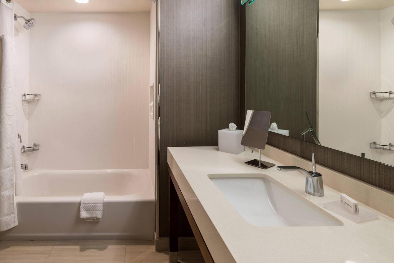 King Room at Courtyard by Marriott Tampa Northwest/Veterans Expressway