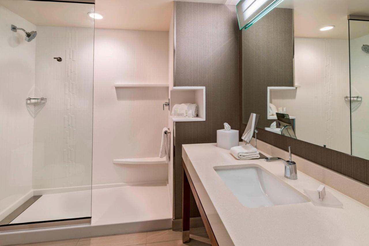 King Room at Courtyard by Marriott Tampa Northwest/Veterans Expressway