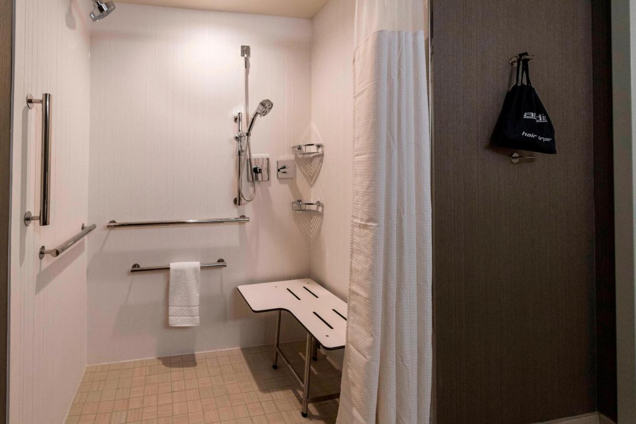 King Room at Courtyard by Marriott Tampa Northwest/Veterans Expressway