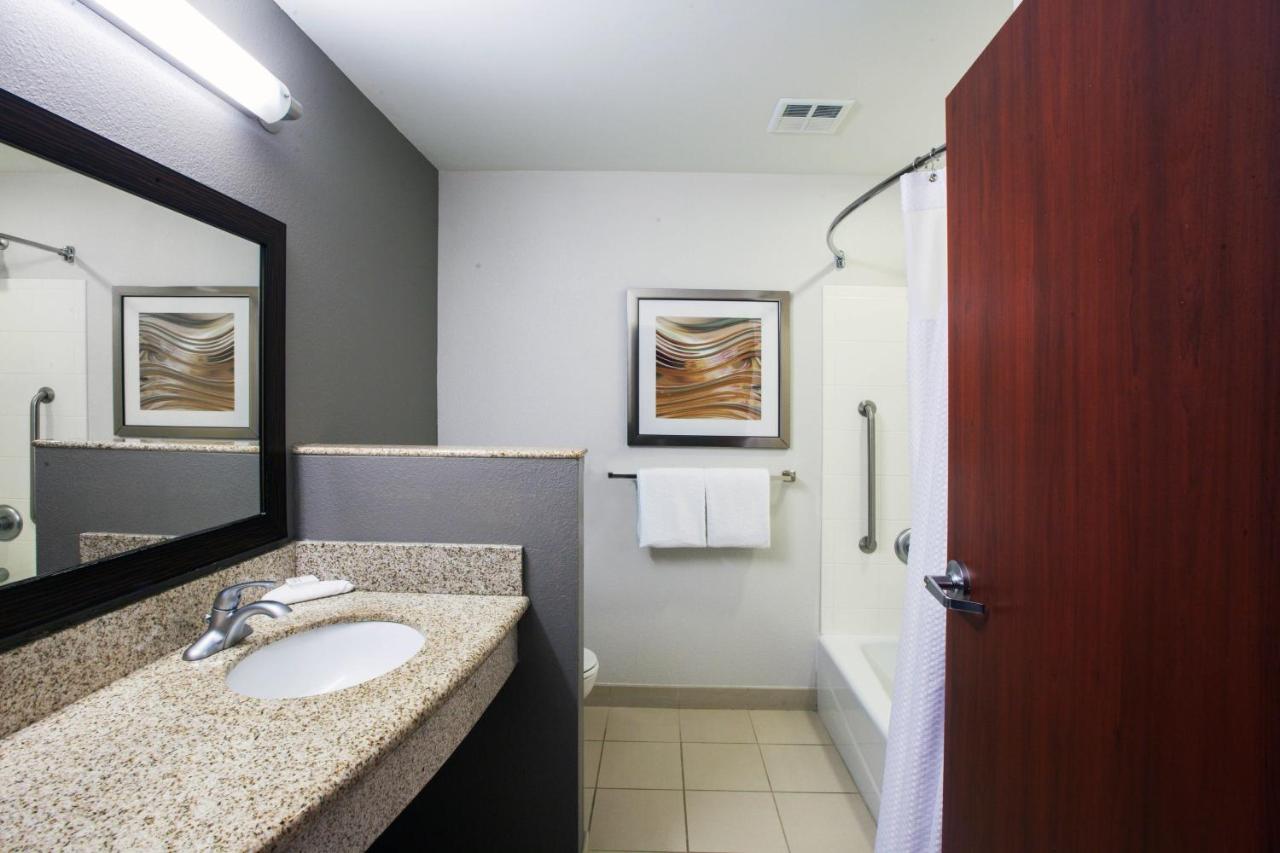 | Courtyard by Marriott Tulsa Woodland Hills