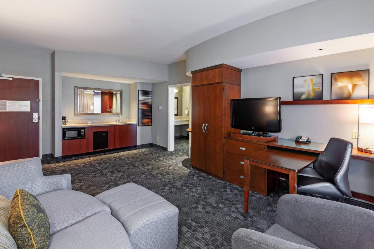 | Courtyard by Marriott Tulsa Woodland Hills