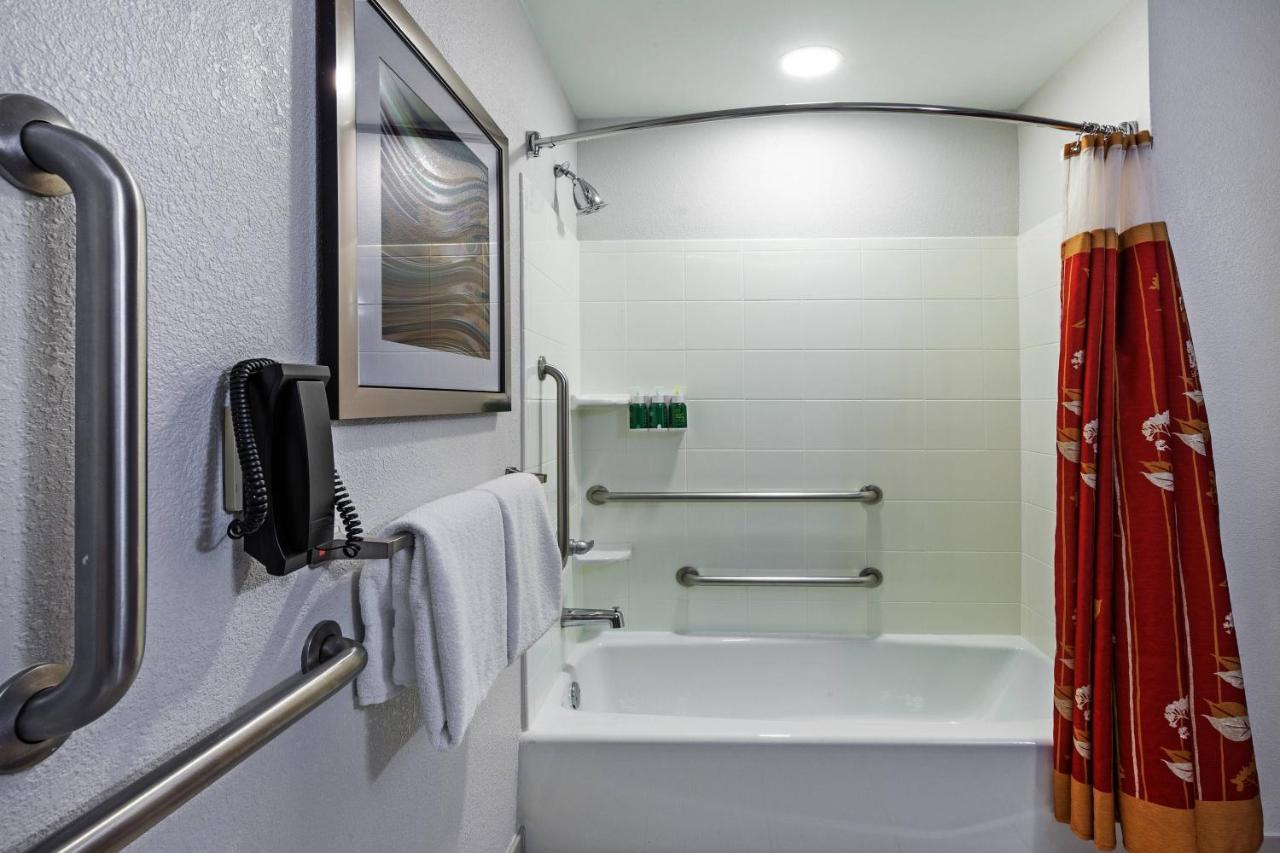 | Courtyard by Marriott Tulsa Woodland Hills