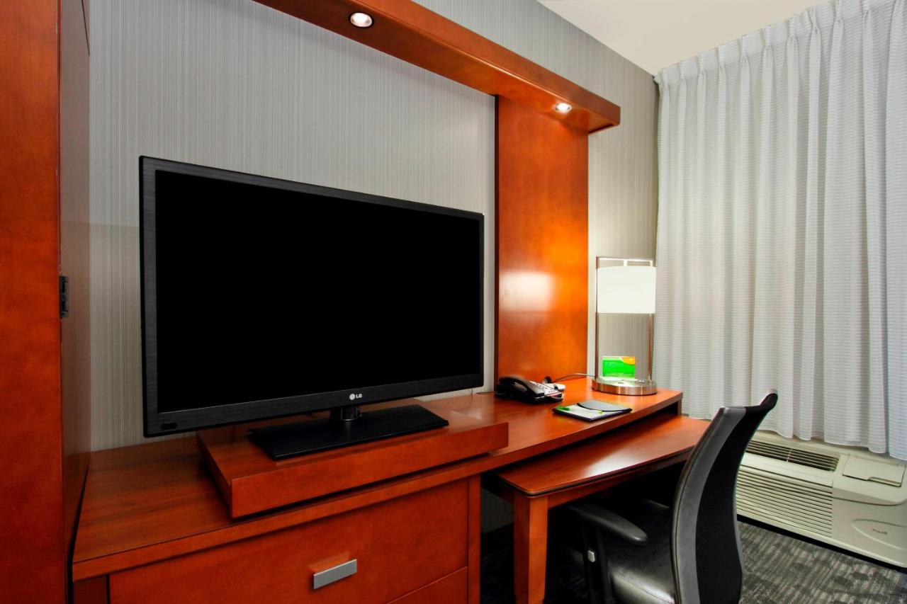 King Room with Sofa Bed at Courtyard by Marriott Victoria