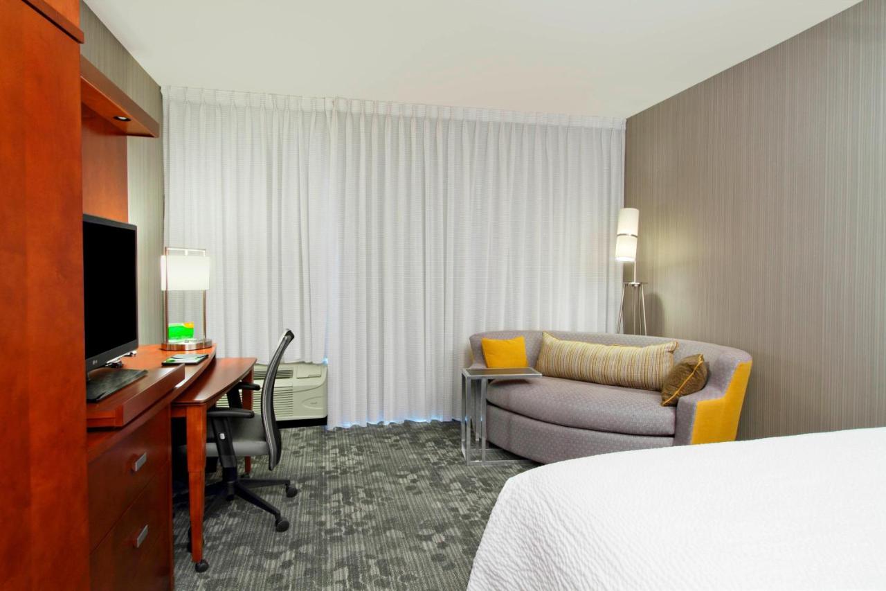 King Room with Sofa Bed at Courtyard by Marriott Victoria