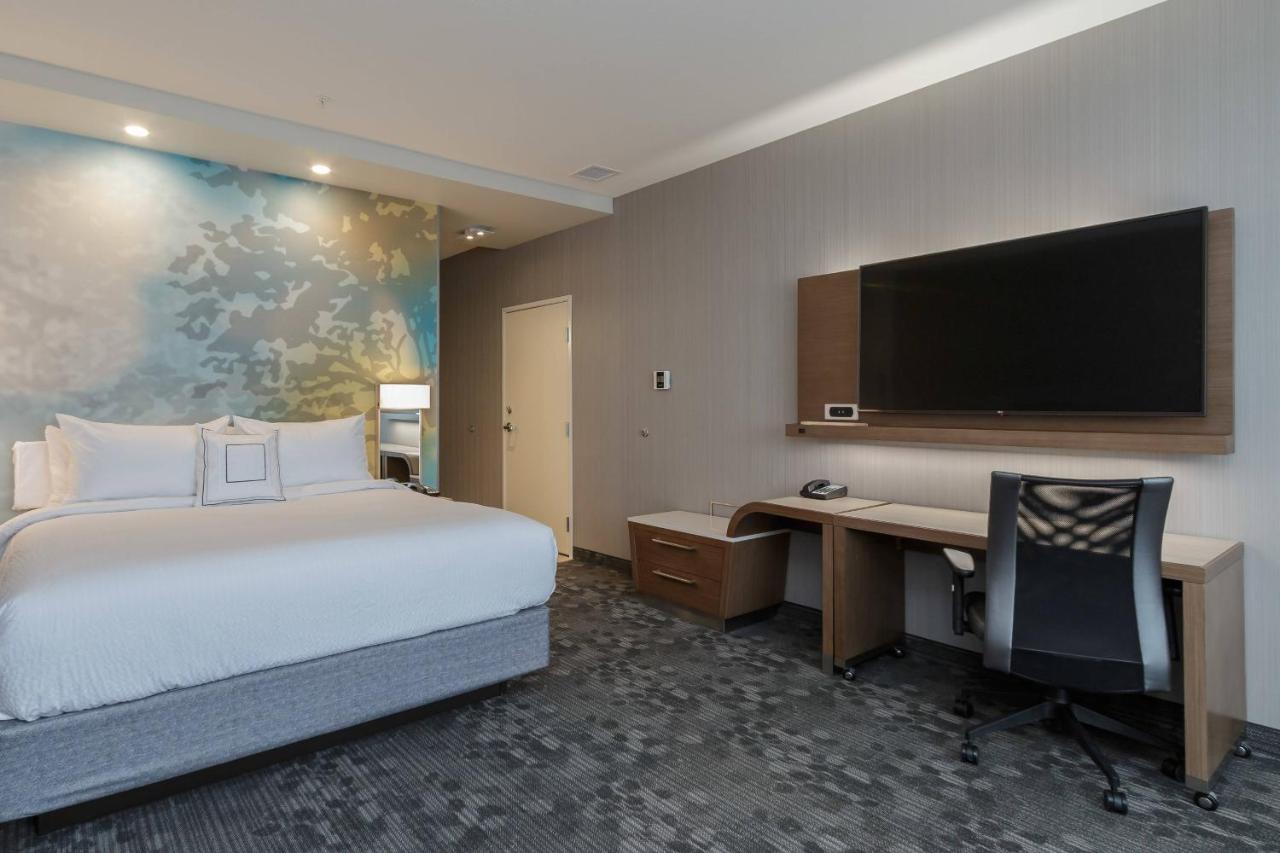 Guest room, 1 King, City view at Courtyard by Marriott South Bend Downtown