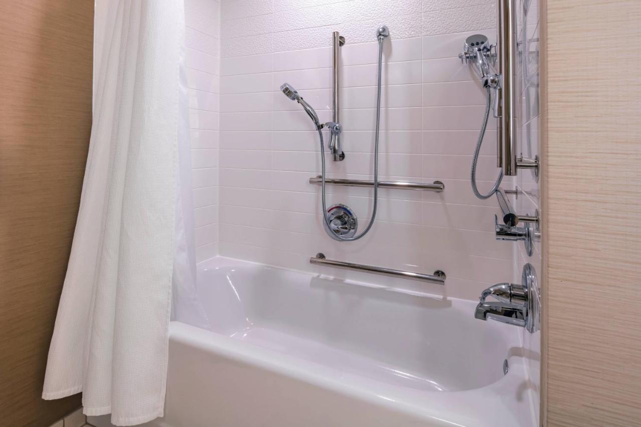 | Fairfield Inn & Suites by Marriott Boston Marlborough/Apex Center